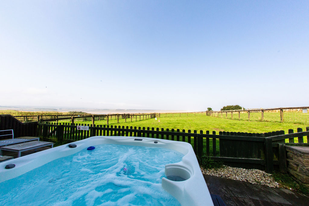 Jackdaw Budle Bay Holiday Cottages Hot Tub Northumberland 2