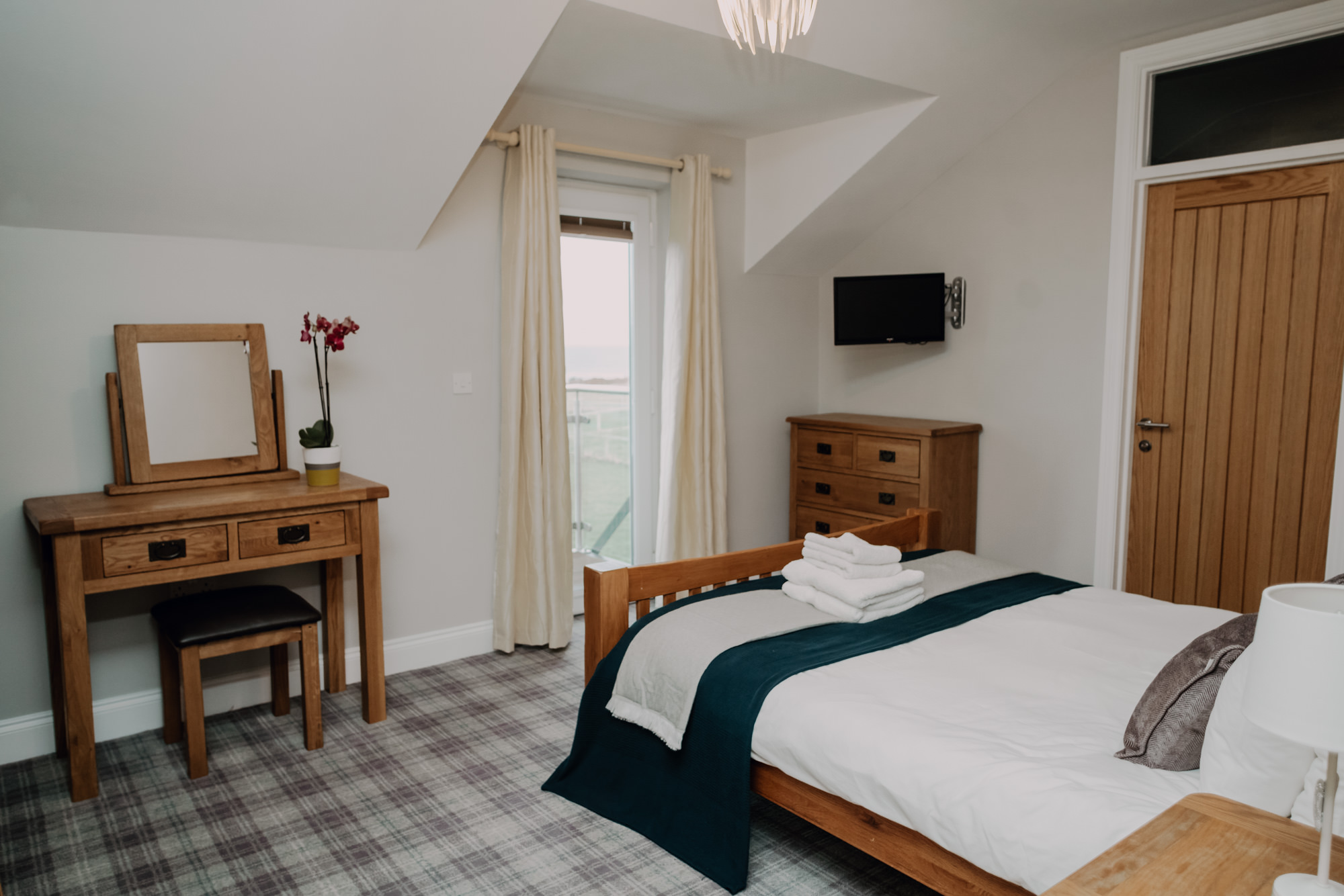 Stablewood Coastal Cottages (Web size) Jackdaw bedroom -103