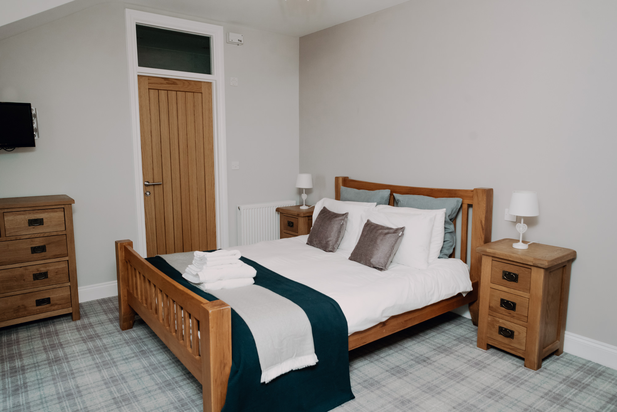 Stablewood Coastal Cottages (Web size) Jackdaw bedroom -106