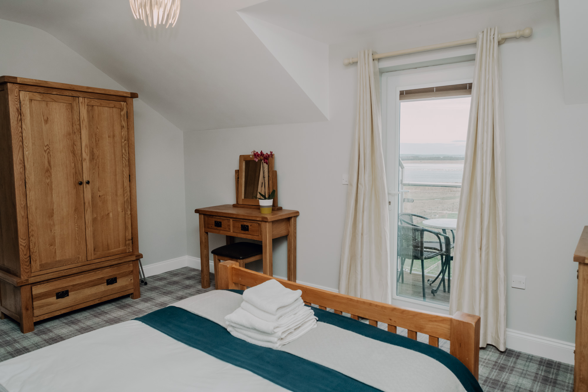 Stablewood Coastal Cottages (Web size) Jackdaw bedroom -107