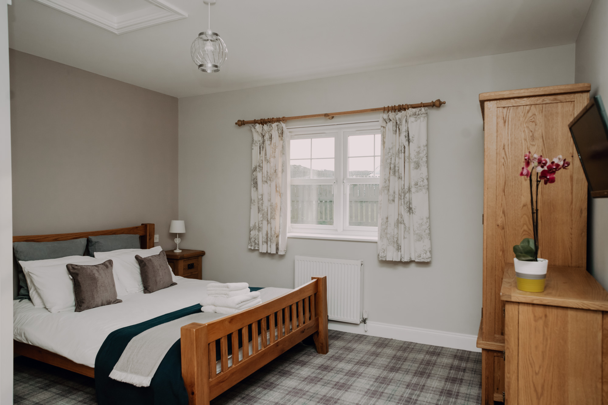 Stablewood Coastal Cottages (Web size) Jackdaw bedroom -111