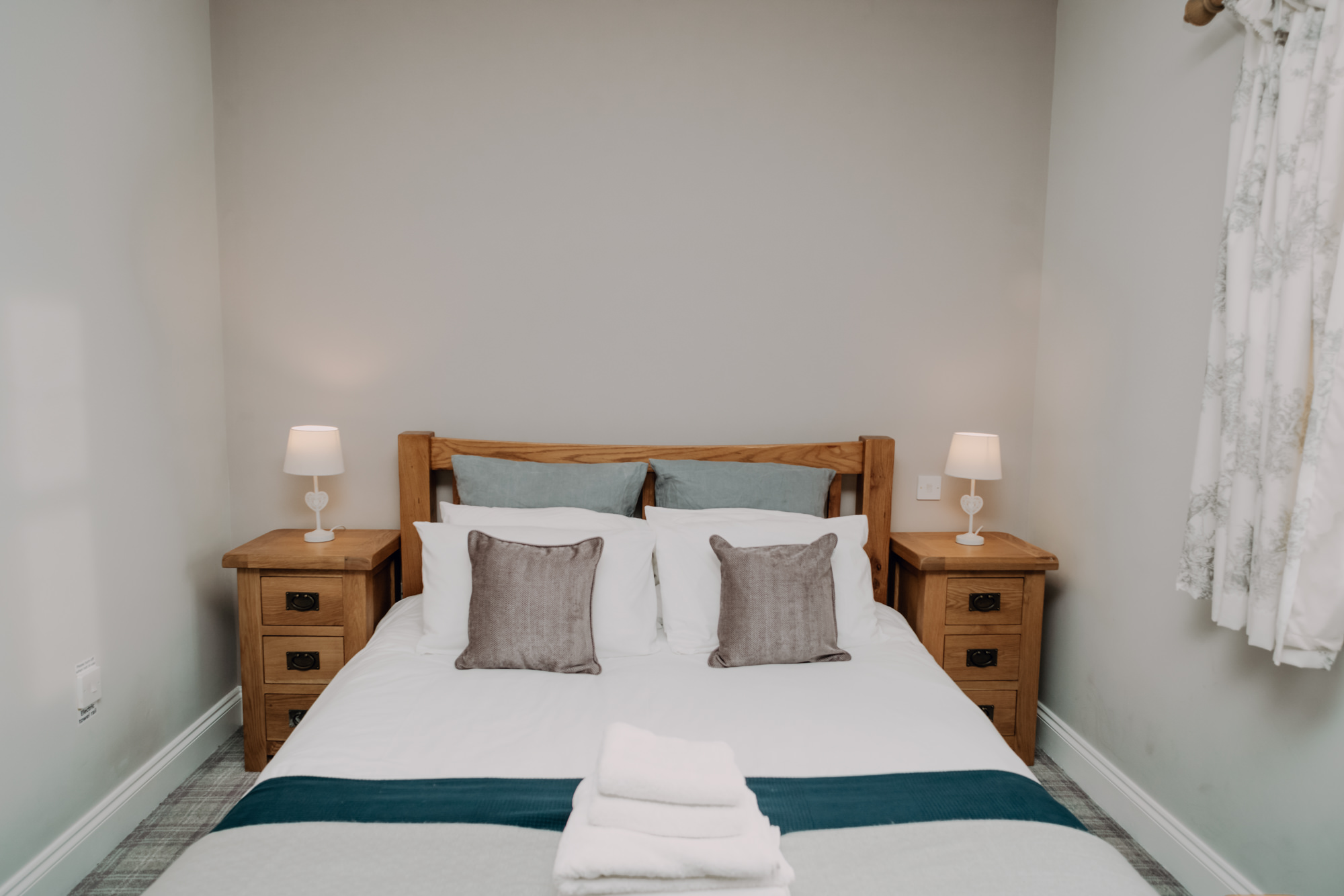 Stablewood Coastal Cottages (Web size) Jackdaw bedroom -116